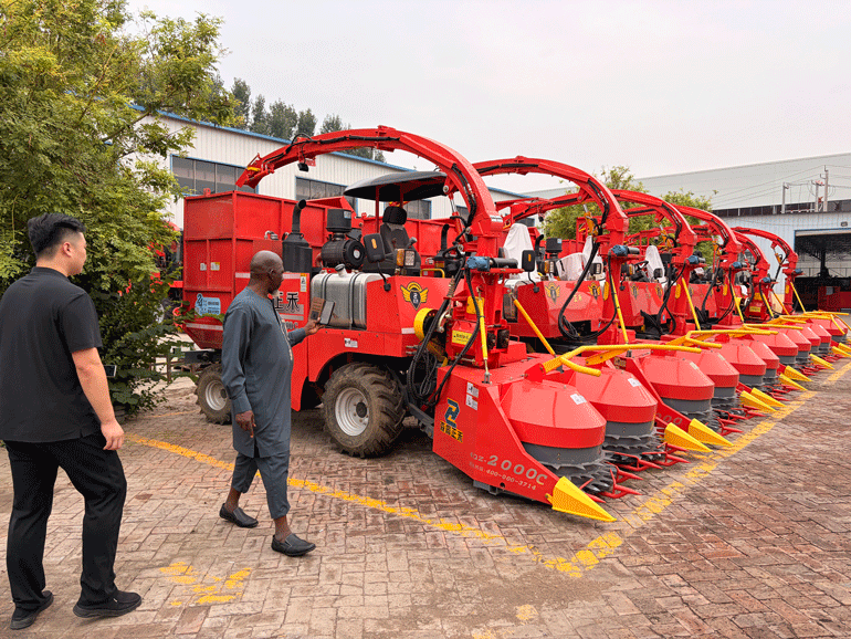 Khách hàng nước ngoài đến thăm thiết bị nông nghiệp và chăn nuôi Senrui để khám phá cơ hội mới cho hợp tác quốc tế về máy móc nông nghiệp.